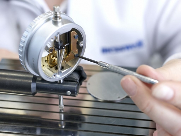 Reparatur einer Messuhr